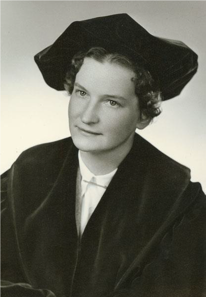 Lore Steubing 1959 in Gießen – zwar im Talar aber immer noch ohne Professur. Photo: privat.