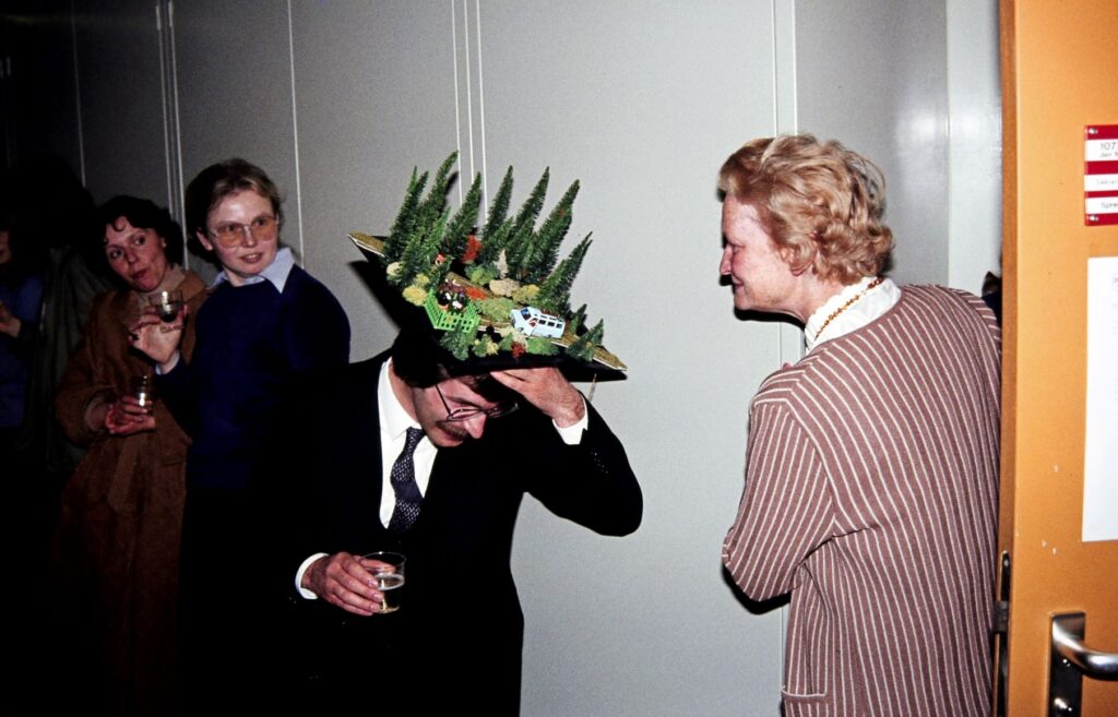 Lore Steubing mit ihrem Doktoranden Ralf Zimmermann nach bestandener Promotion, 1982. Foto: R. Zimmermann